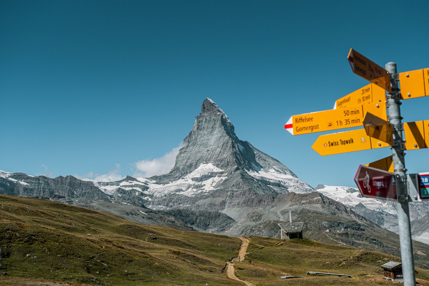Balisage du sentier de randonnée sur le Riffelberg au-dessus de Zermatt