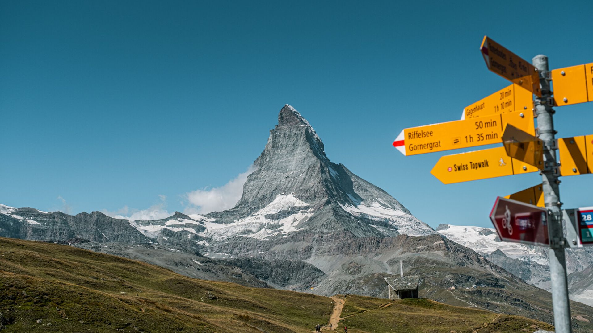 Balisage du sentier de randonnée sur le Riffelberg au-dessus de Zermatt