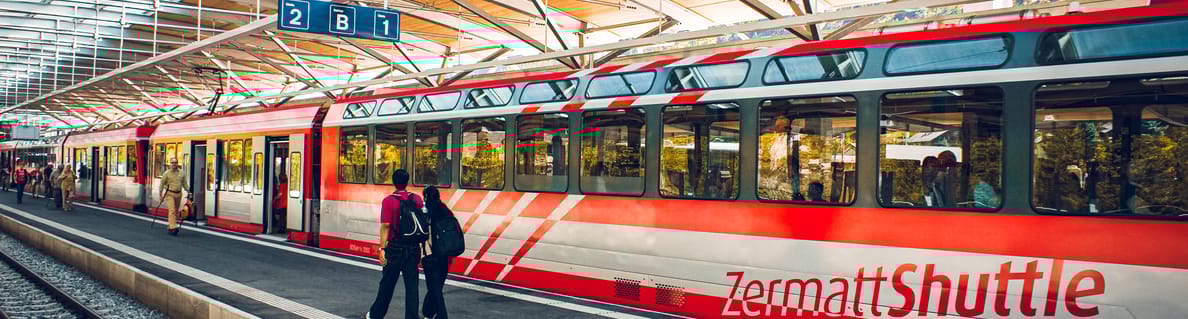 Bahnhof Matterhorn Terminal Täsch Abfahrt des Zermatt Shuttle Bahnhof Matterhorn Terminal Täsch Abfahrt des Zermatt Shuttle