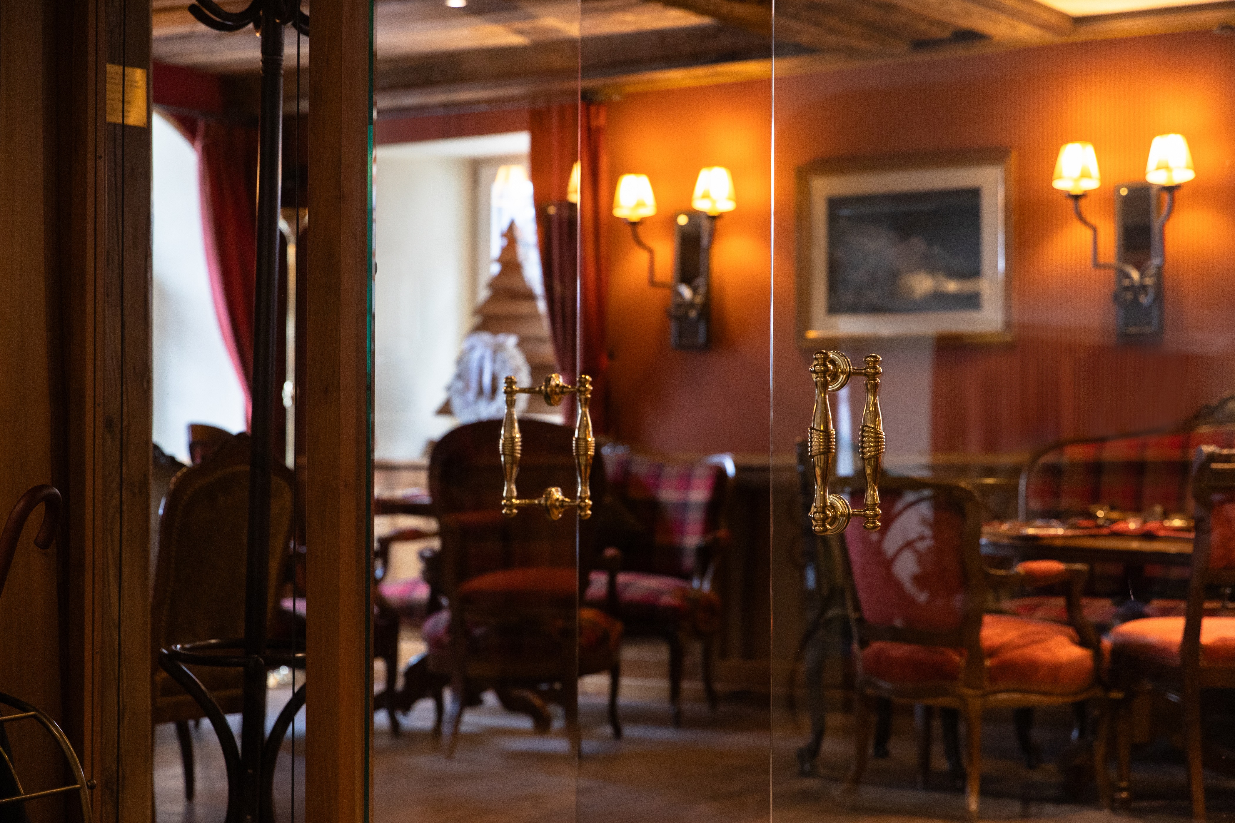 The Edward's bar-café at the Hotel Monte Rosa combines authenticity and chic. Its period furnishings create a warm ambience that transports visitors to another era.
