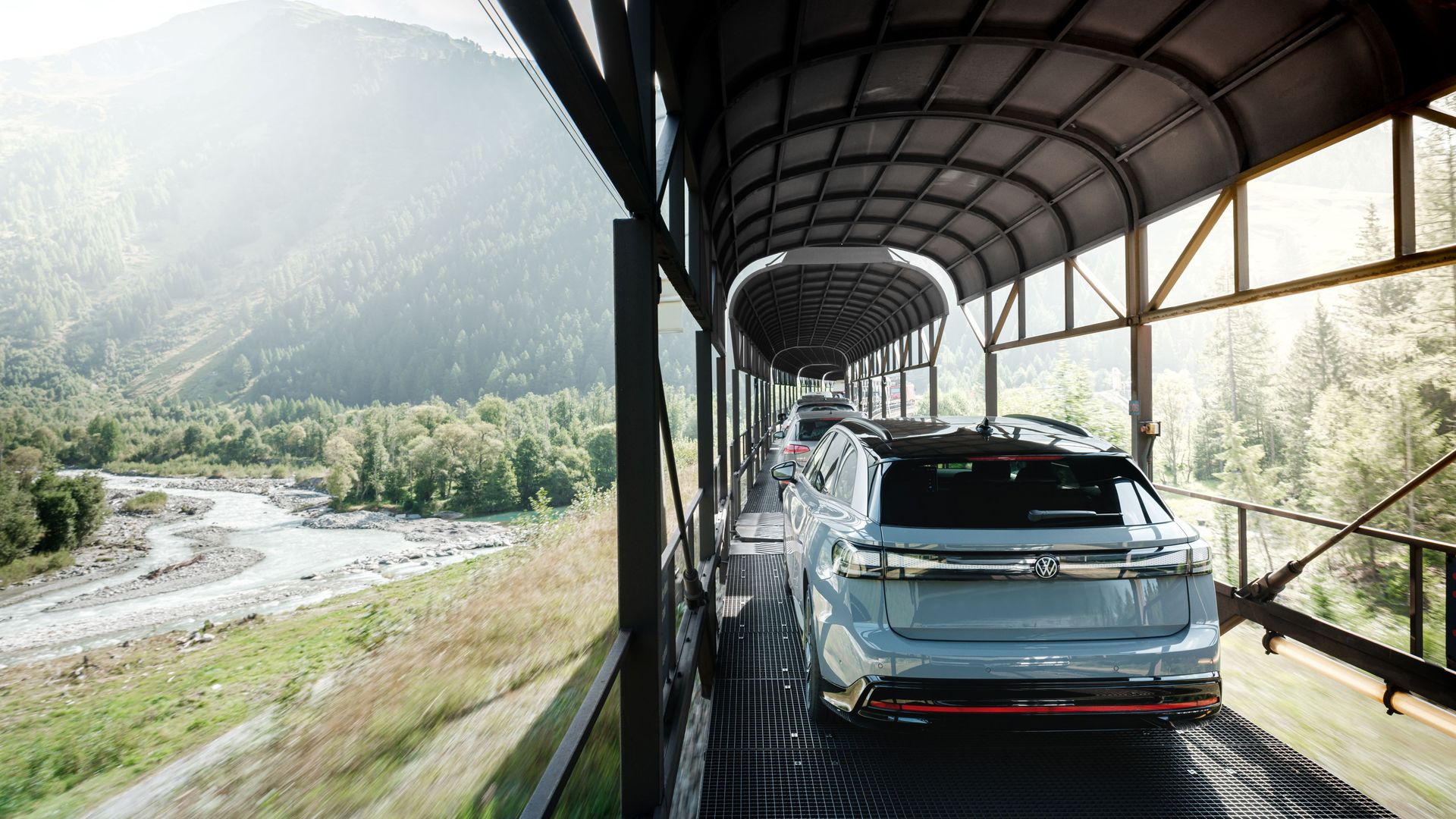 Der Autoverlad Furka, im Sommer durch eine grüne, sonnige Landschaft.