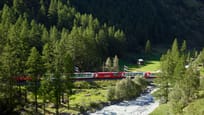 Glacier Express auf dem Weg nach Zermatt im Sommer