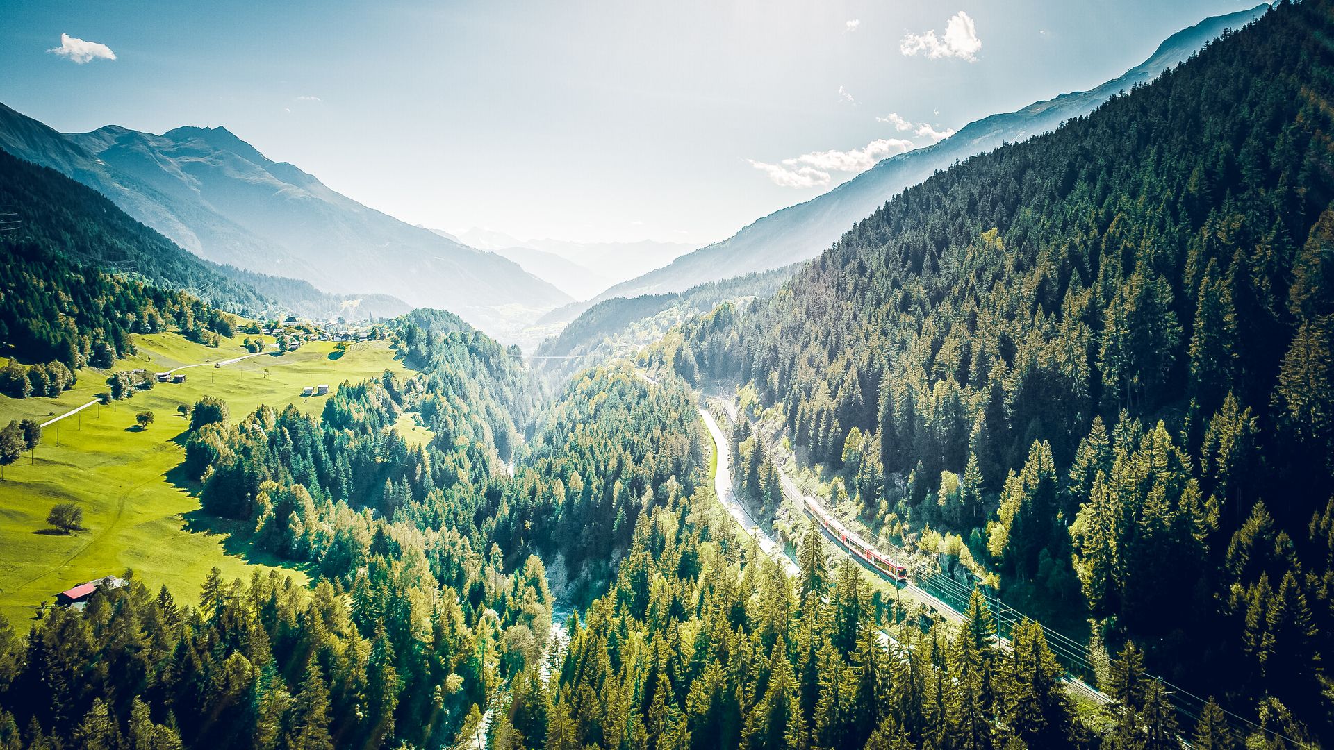 Matterhorn Gotthard Bahn im Wald im Goms im Sommer aufgenommen mit einer Drohne 