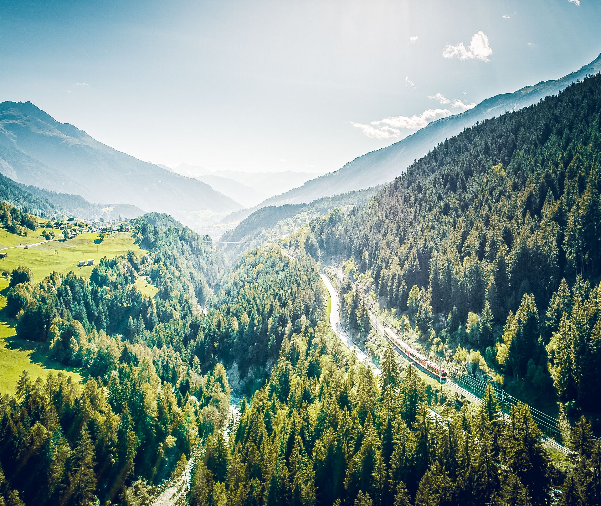 Matterhorn Gotthard Bahn im Wald im Goms im Sommer aufgenommen mit einer Drohne