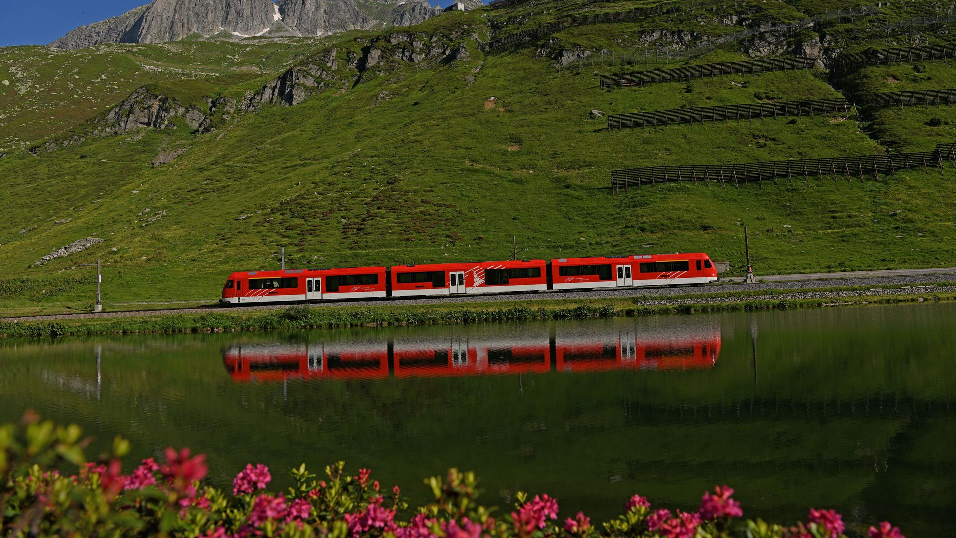 Orion du chemin de fer MGB au lac Oberalp en été