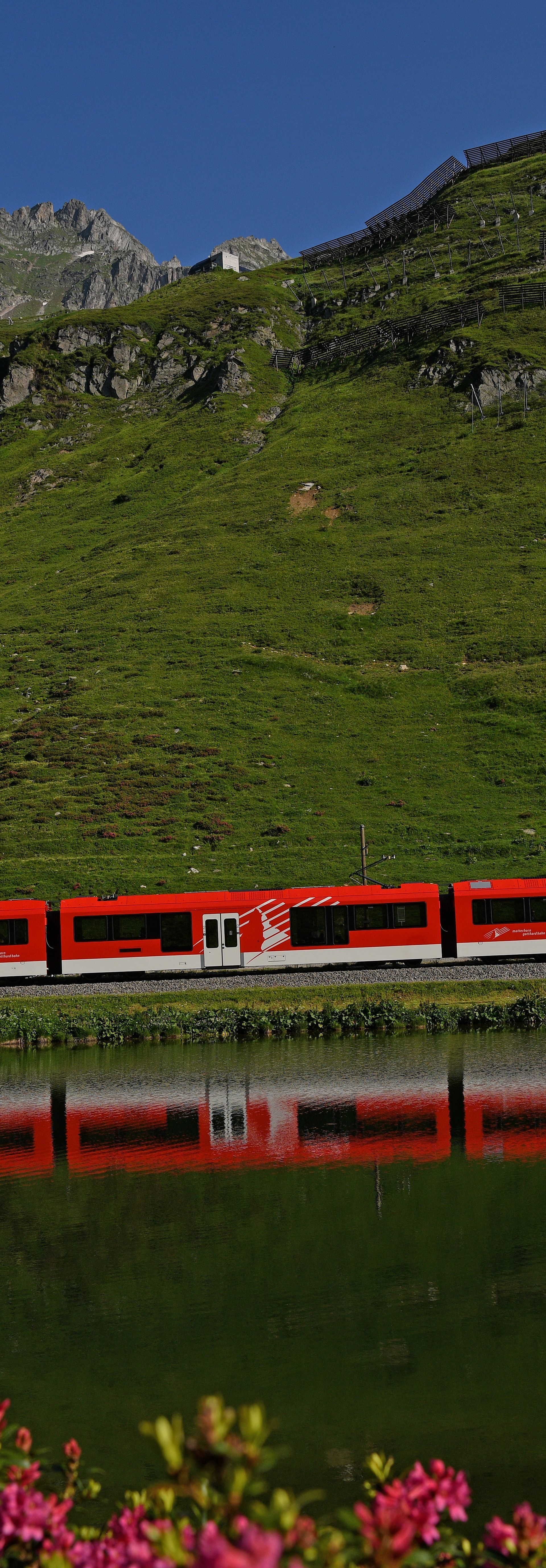 Orion der MGBahn am Oberalpsee im Sommer