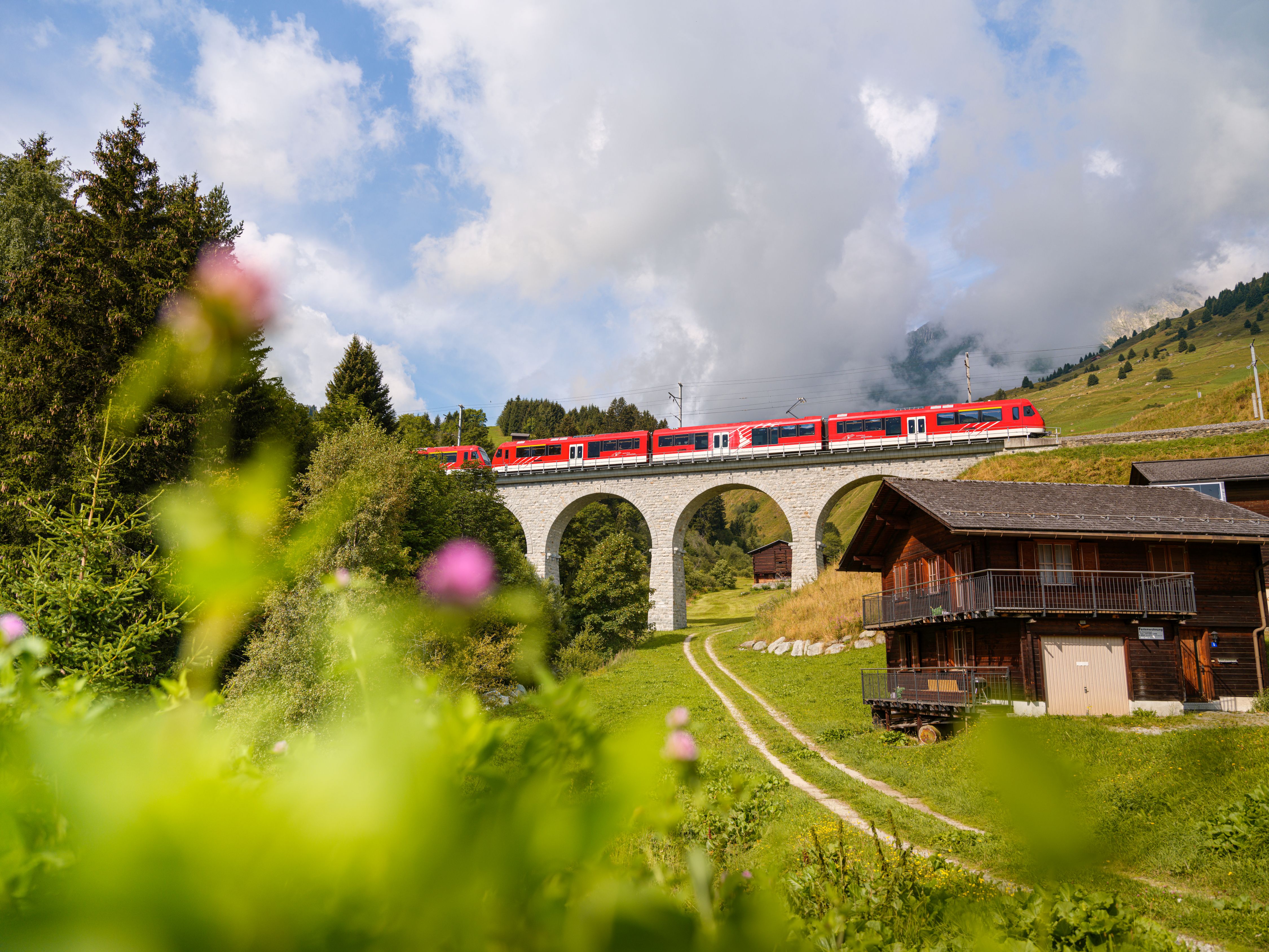 Orion of the MGBahn on the Val Giuf viaduct in summer