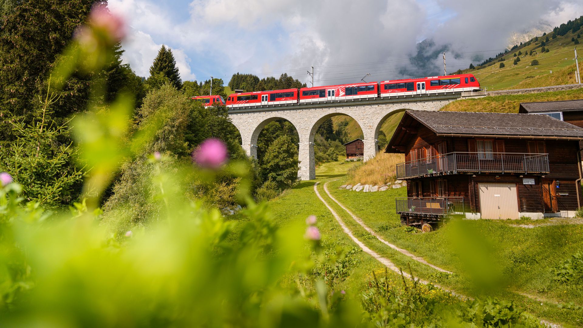 Orion of the MGBahn on the Val Giuf viaduct in summer