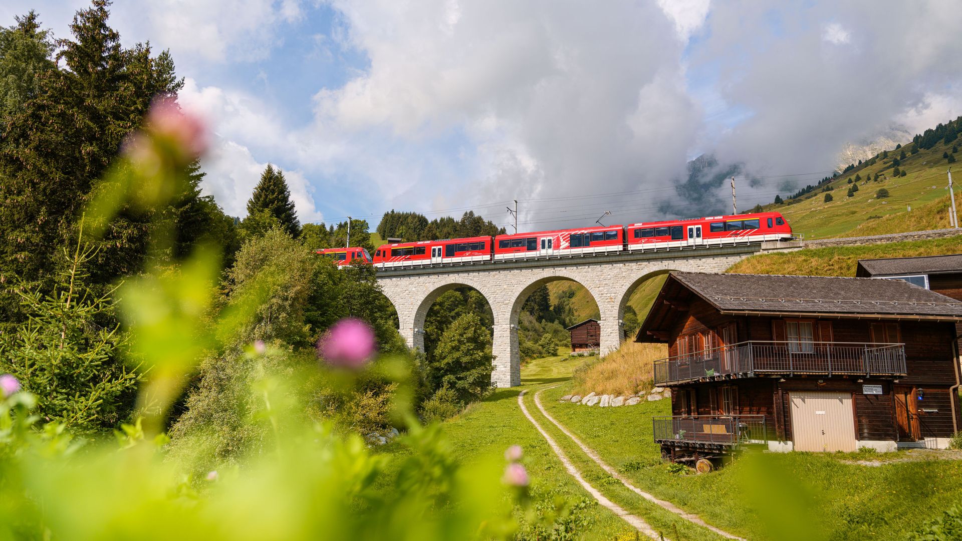 Orion du MGBahn sur le viaduc du Val Giuf en été