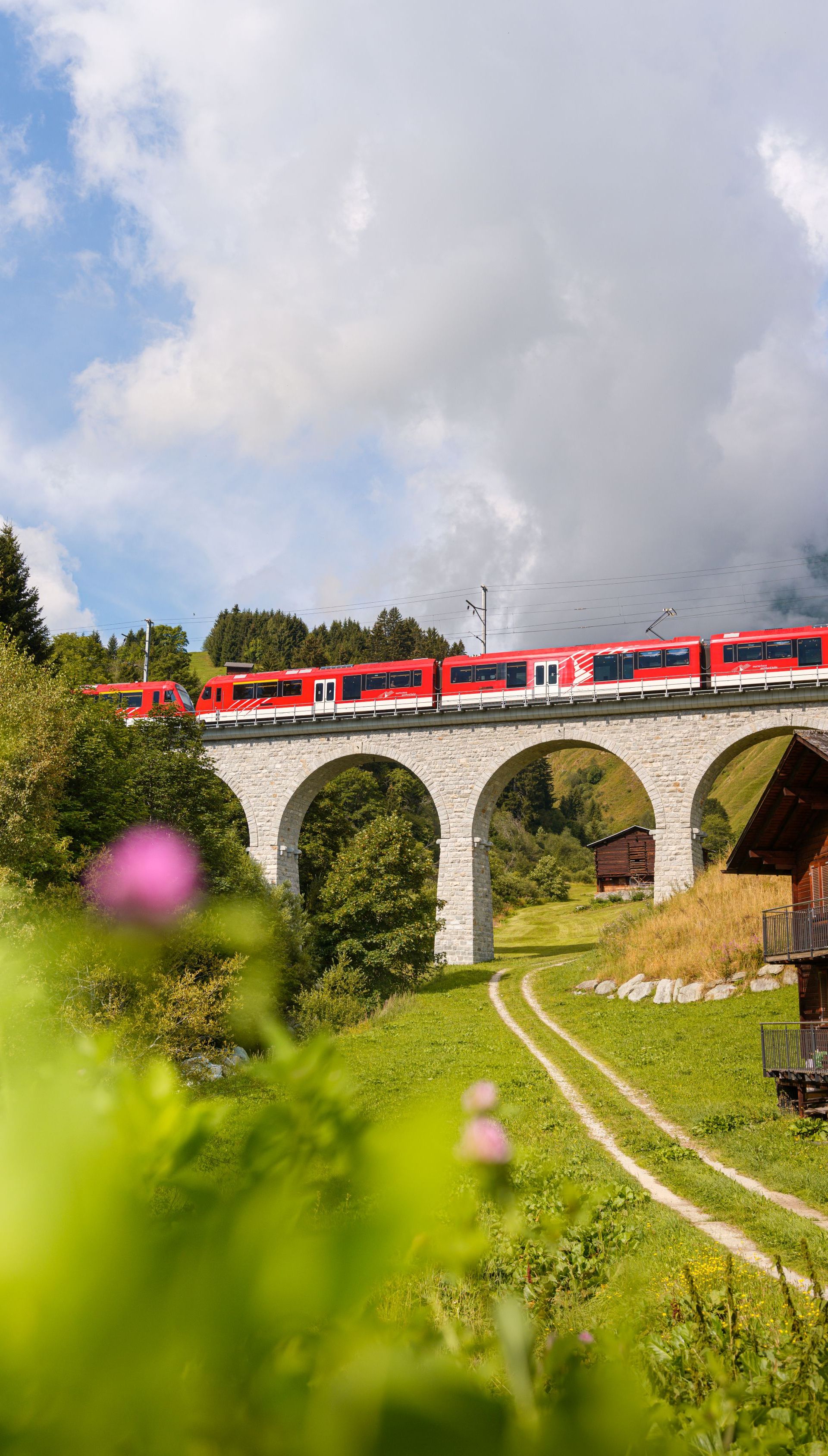 Orion du MGBahn sur le viaduc du Val Giuf en été