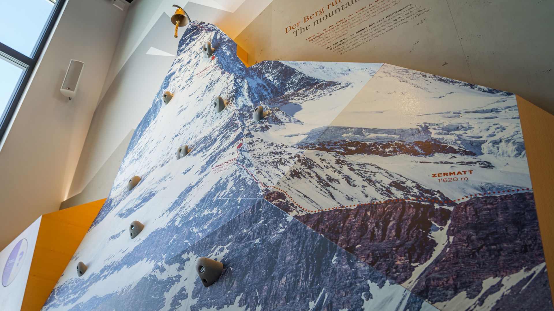 Mur de grimpe à l'exposition Zooom the Matterhorn au Gornergrat au-dessus de Zermatt 