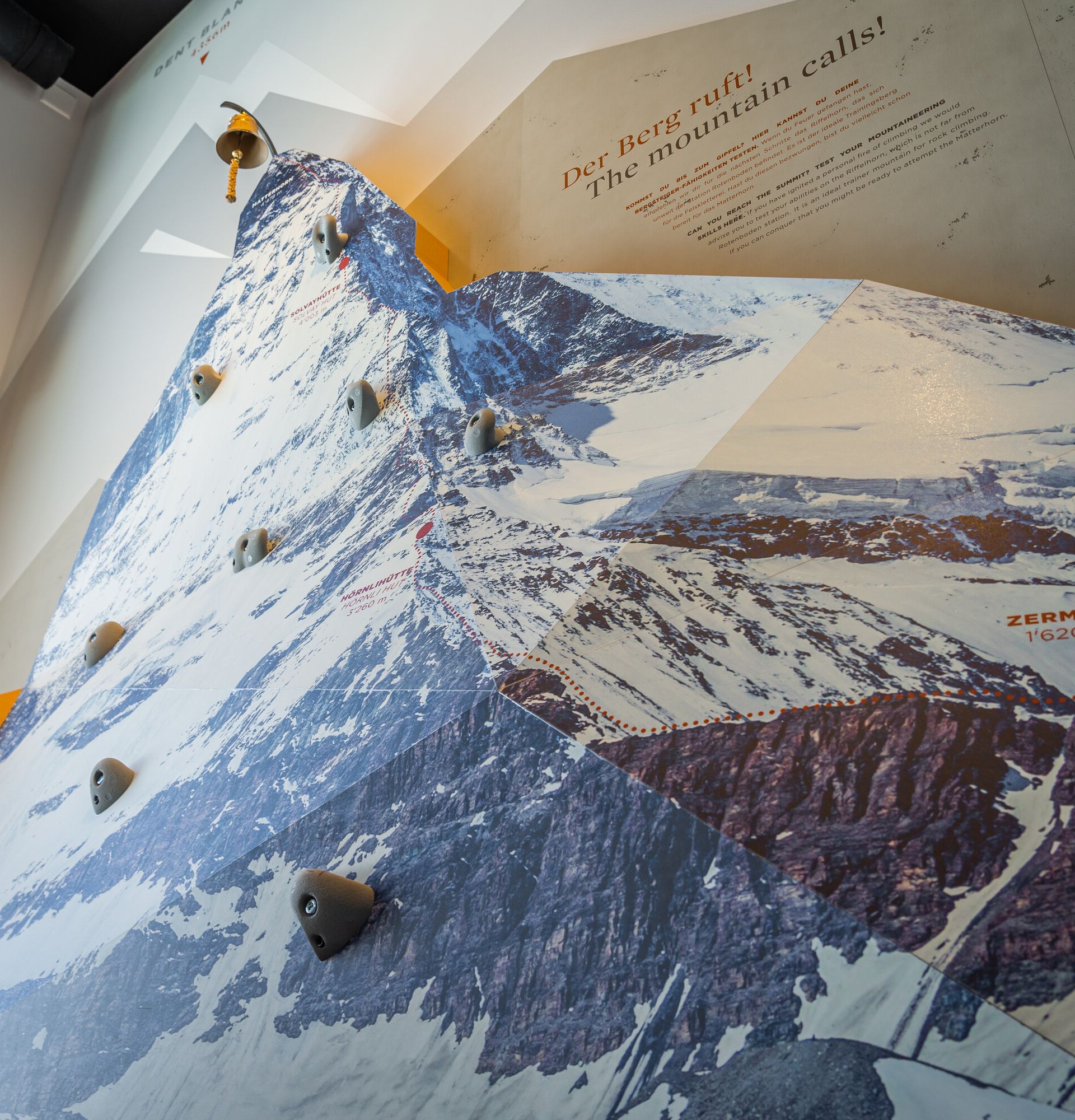 Mur de grimpe à l'exposition Zooom the Matterhorn au Gornergrat au-dessus de Zermatt