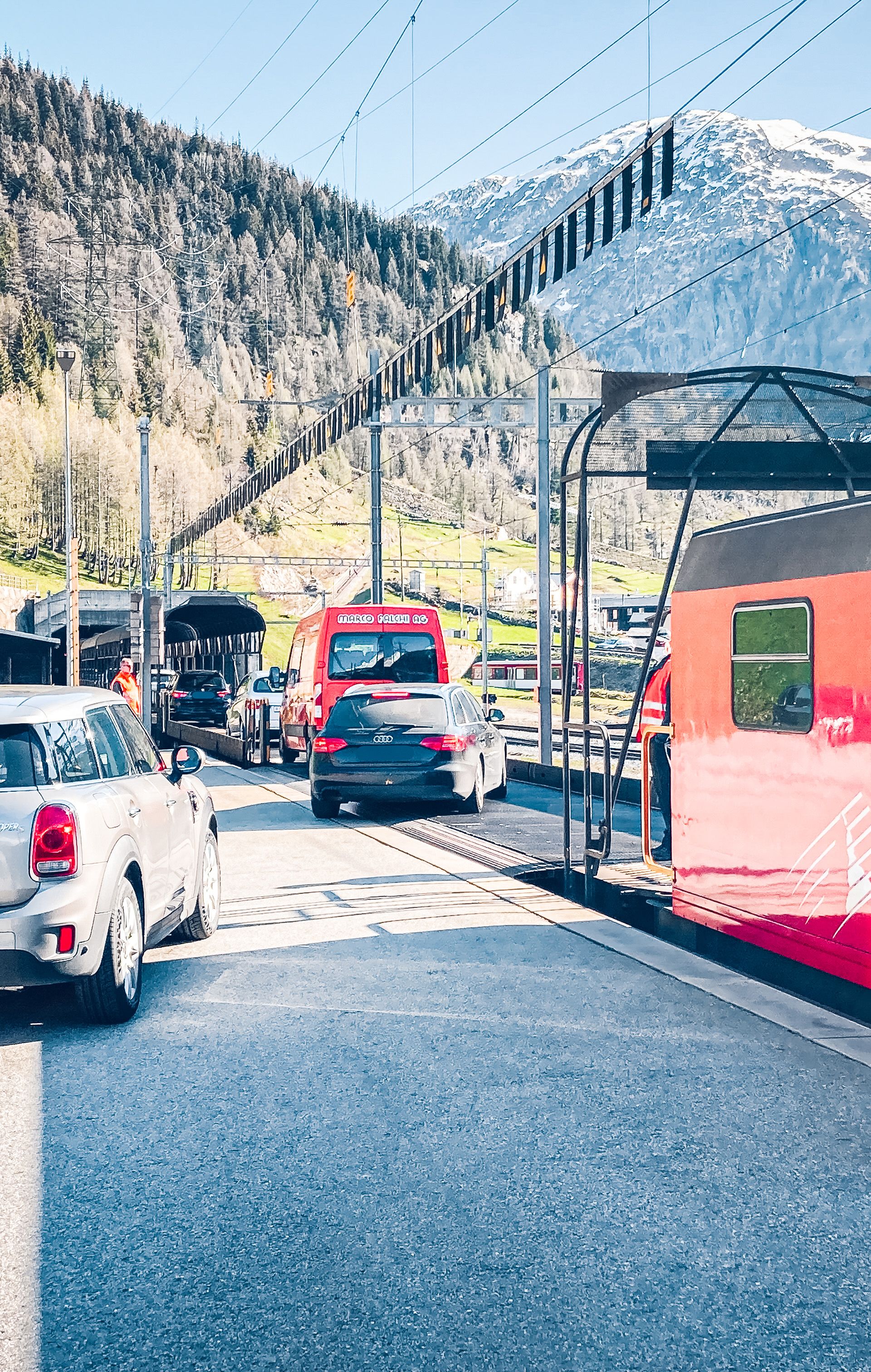 Montée d'Oberwald Chargement de la voiture Furka au printemps, Valais, Suisse