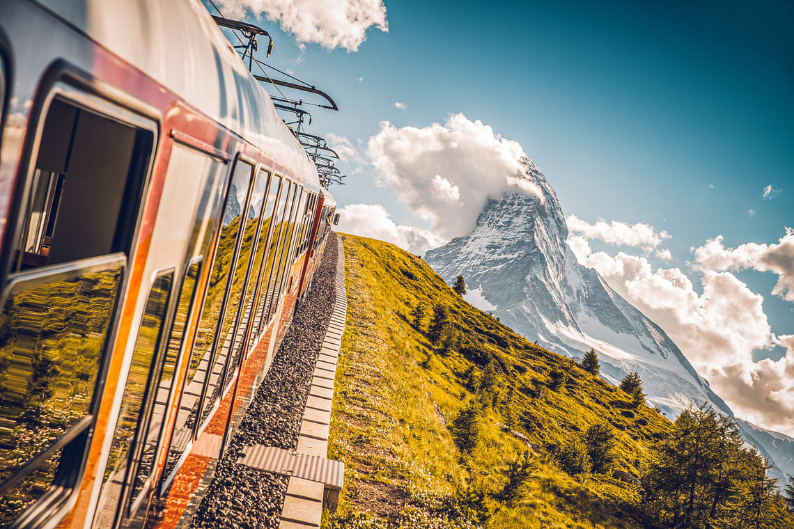 Zug der Gornergrat Bahn auf dem Weg nach oben Zug der Gornergrat Bahn auf dem Weg nach oben im Herbst, Riffelberg, Zermatt
