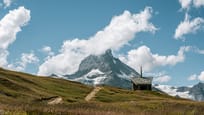 Wanderweg zur Kappelle Riffelberg mit dem Matterhorn im Hintergrund 