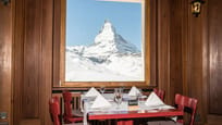 Aussicht von innen auf das Matterhorn vom Restaurant Riffelhaus