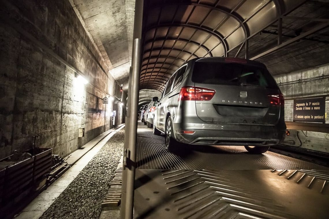 Voiture dans le tunnel de la Furka sur le chargement des voitures