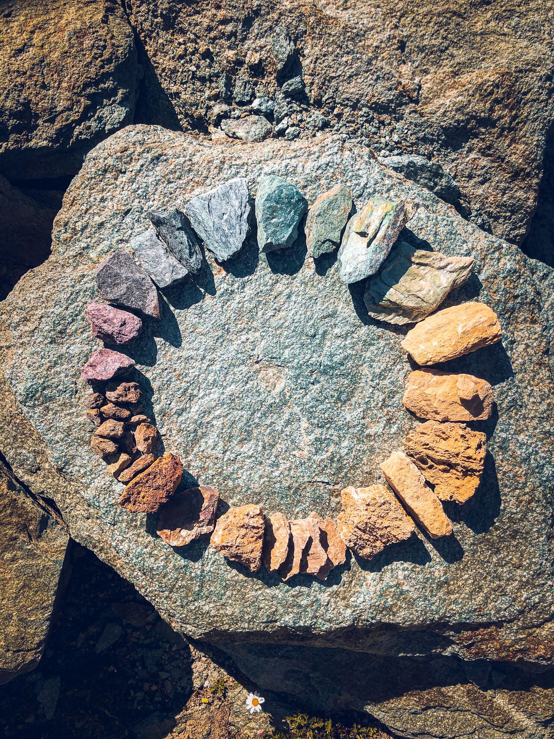 Steine unterschiedlicher Farben vom Gornergrat oberhalb Zermatt, Schweiz
