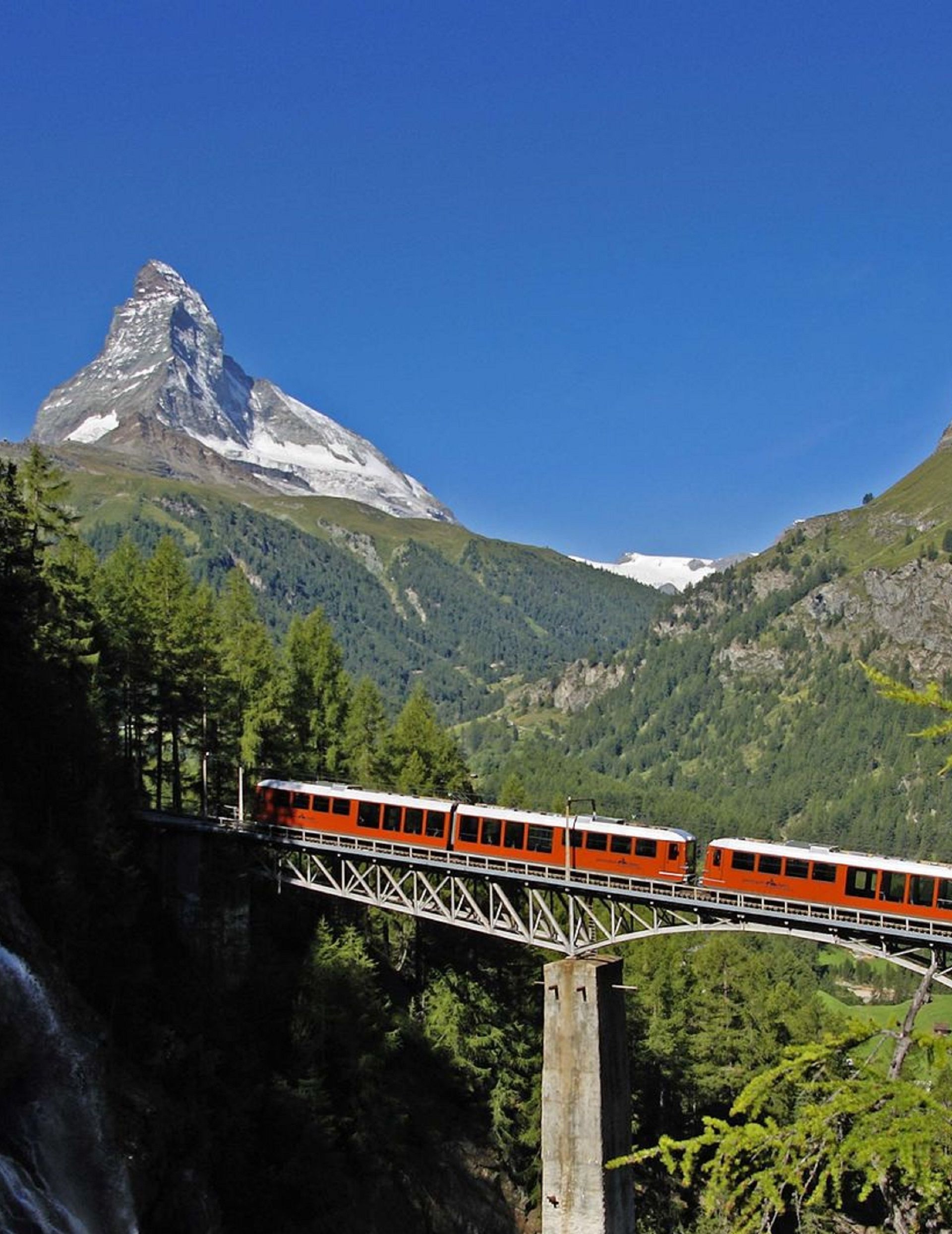Le Gornergrat Bahn traverse le pont du Findelbach avec vue sur le Cervin en été