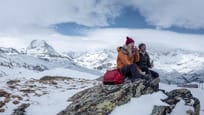 Paar bei einer Pause auf Winterwanderung am Gornergrat oberhalb Zermatt