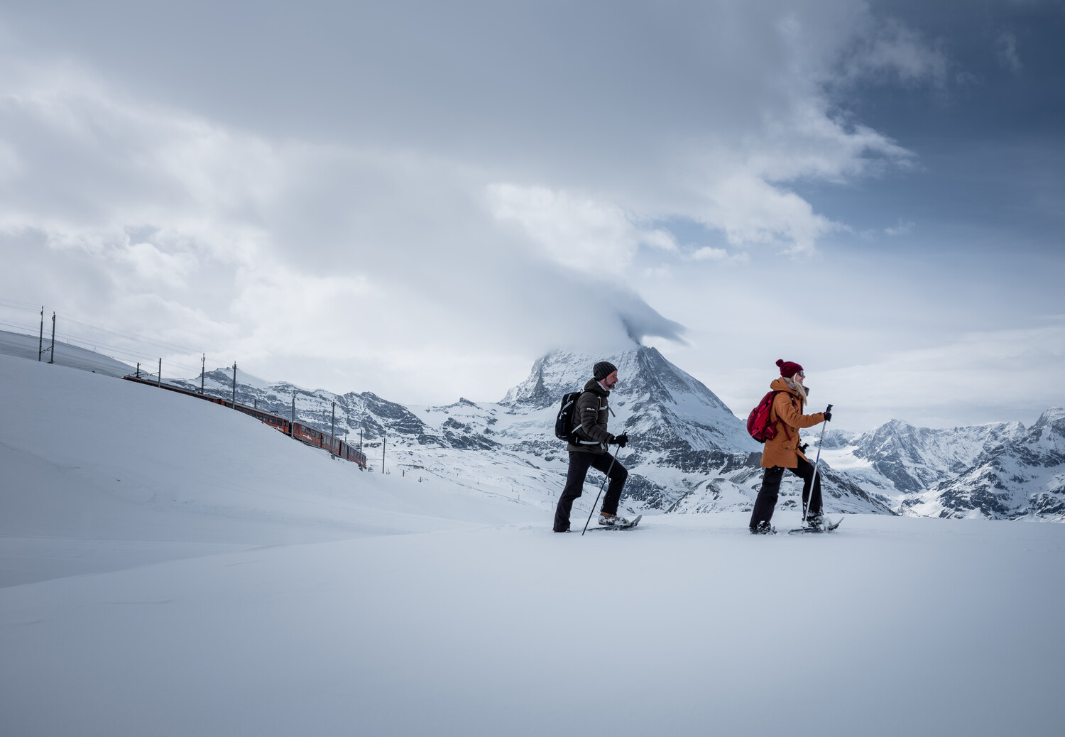 Randonneur en raquettes sur le chemin de Rotenboden à Riffelberg en hiver, Zermatt, Suisse