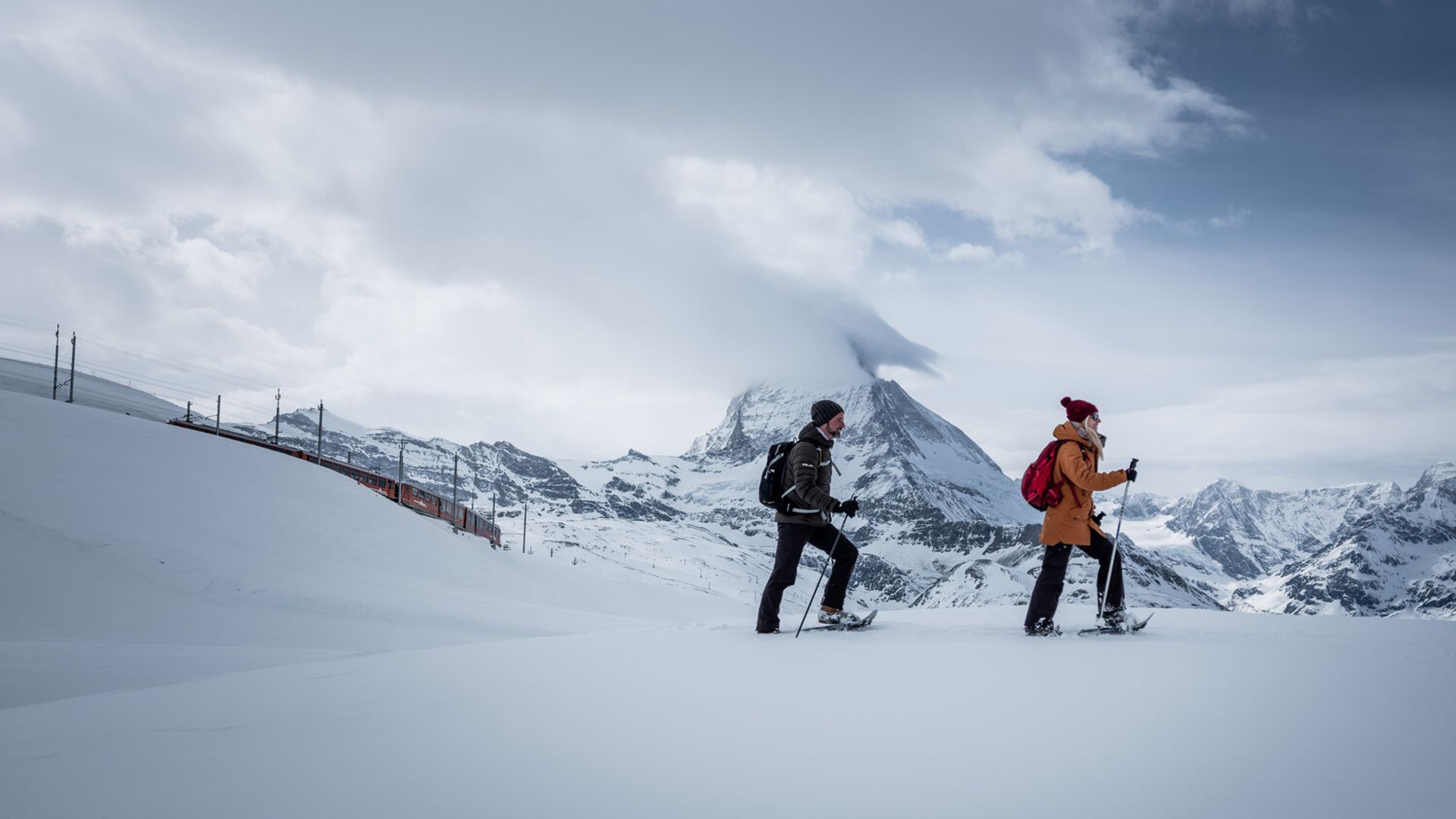 Randonneur en raquettes sur le chemin de Rotenboden à Riffelberg en hiver, Zermatt, Suisse