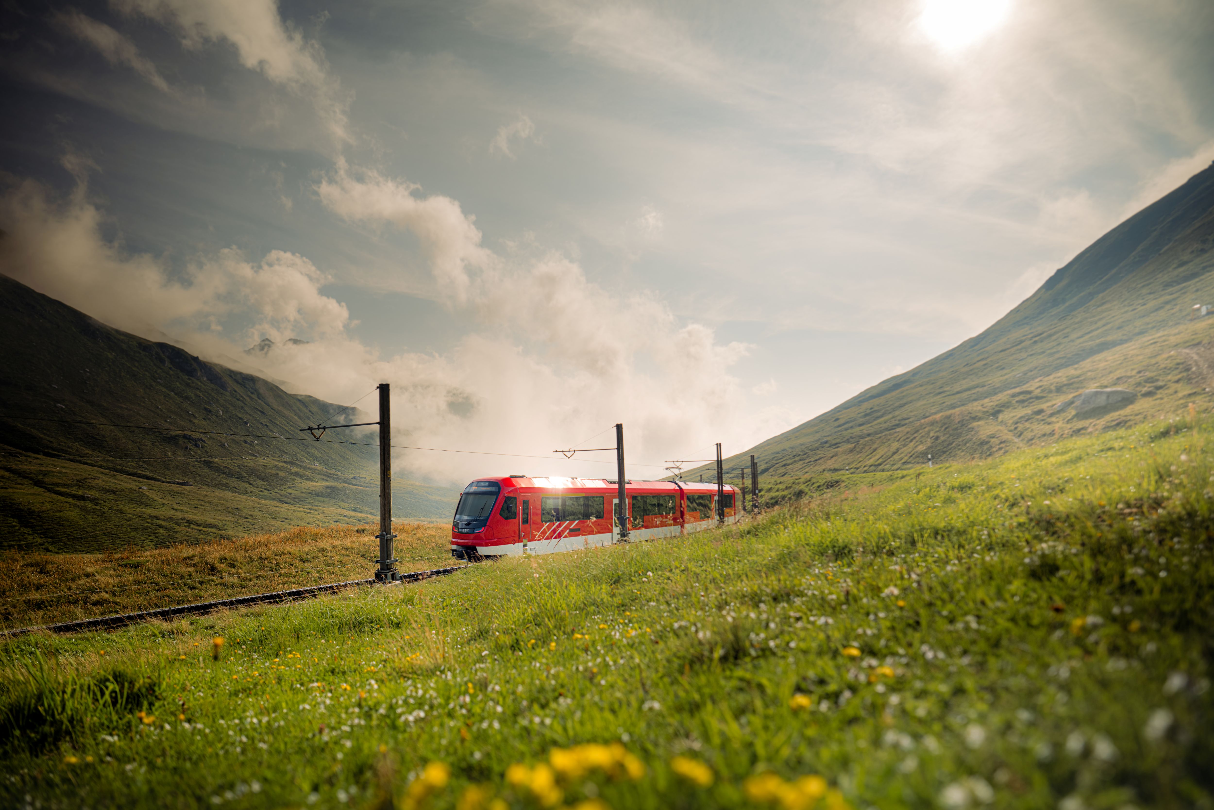 Un Orion du MGBahn en été sur le col de l'Oberalp