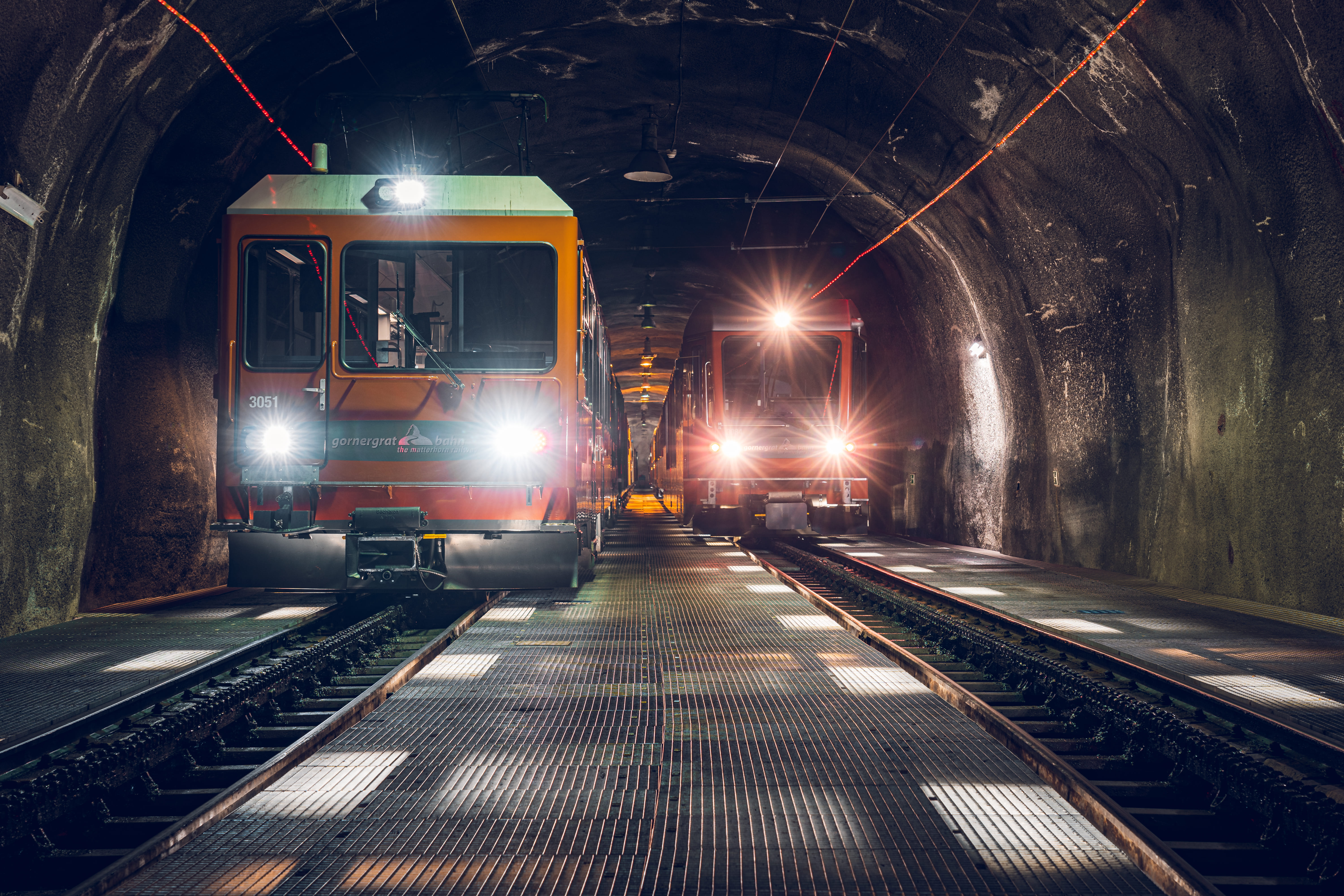 Züge der Gornergrat Bahn im Stollen in Zermatt