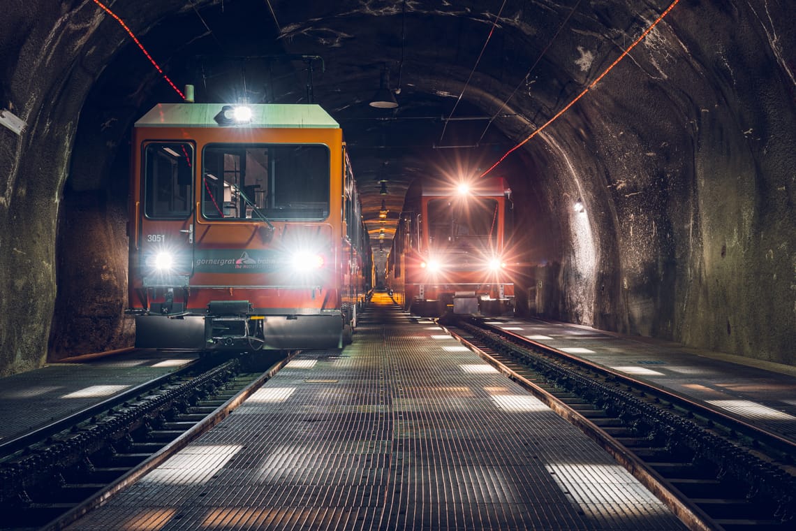 Züge der Gornergrat Bahn im Stollen in Zermatt