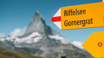 Hiking trail on Riffelberg with markings in the direction of Lake Riffel and Gornergrat 