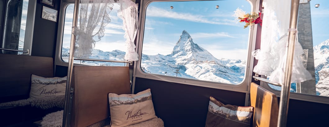 NostalChic Class, Innenansicht, Dekoration und Blick aus dem Fenster aufs Matterhorn