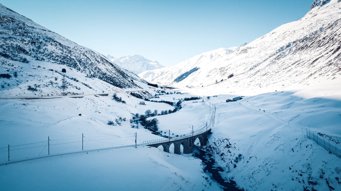 Piste de ski de fond et réseau ferroviaire dans la vallée d'Urseren