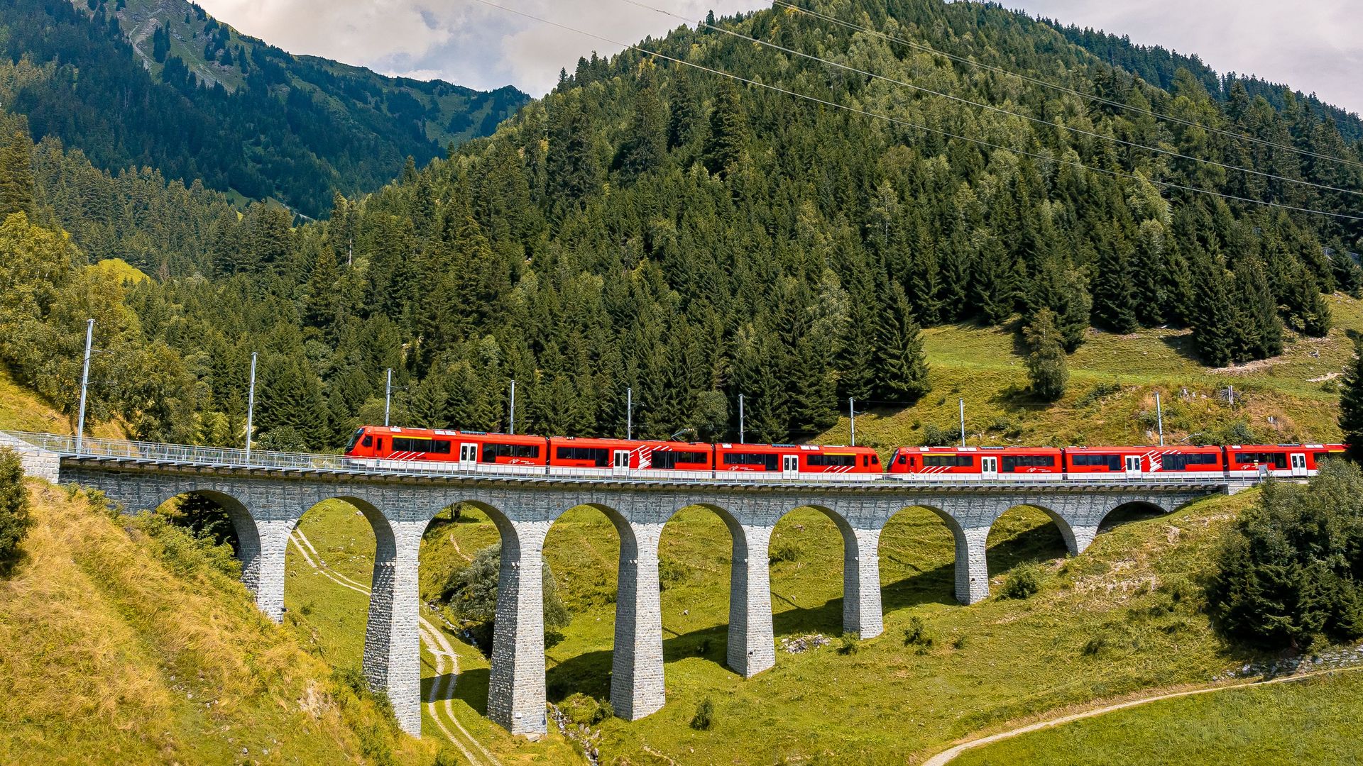 Orion der Matterhorn Gottthard Bahn in Bugnei im Sommer