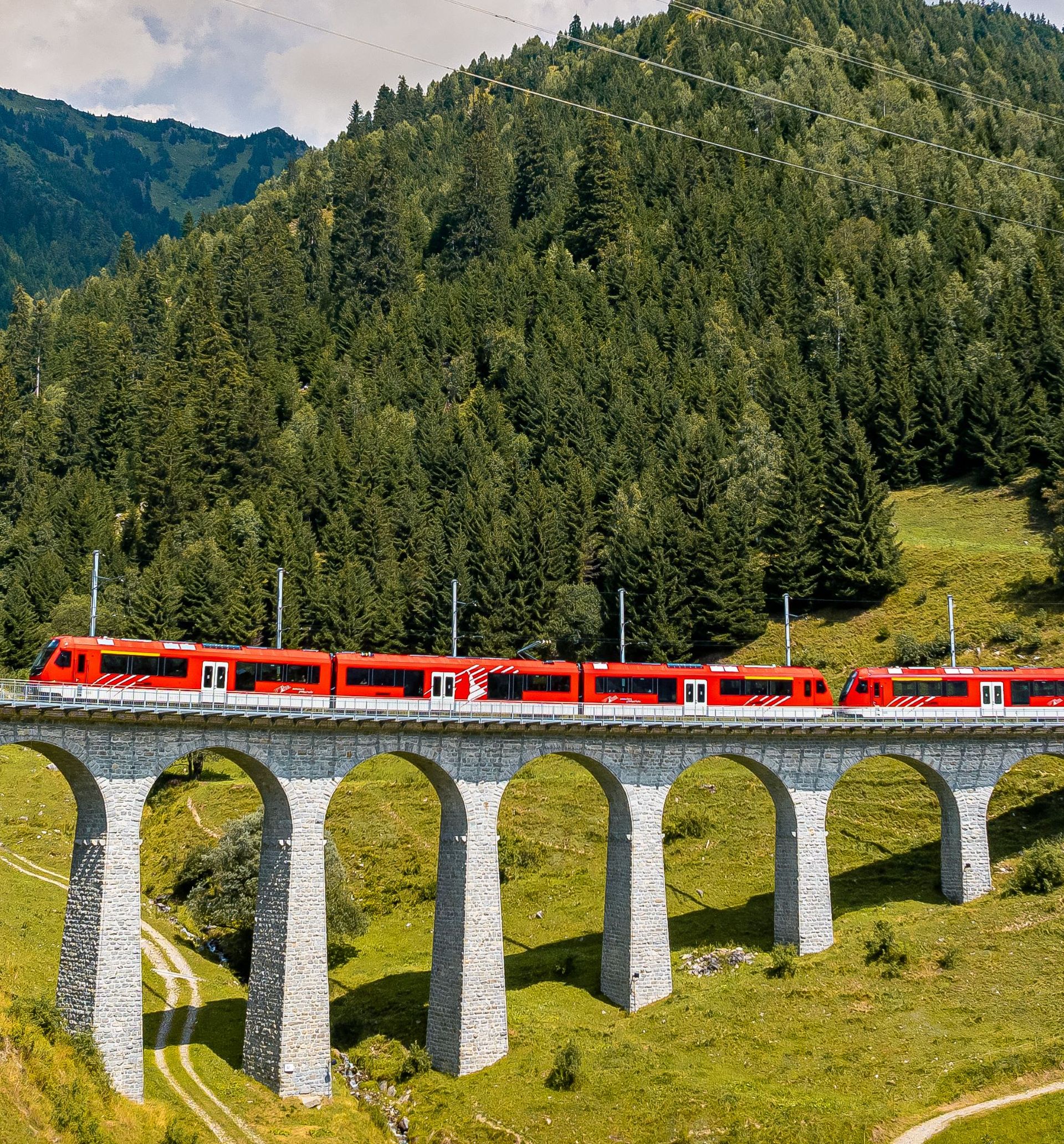 Orion der Matterhorn Gottthard Bahn in Bugnei im Sommer
