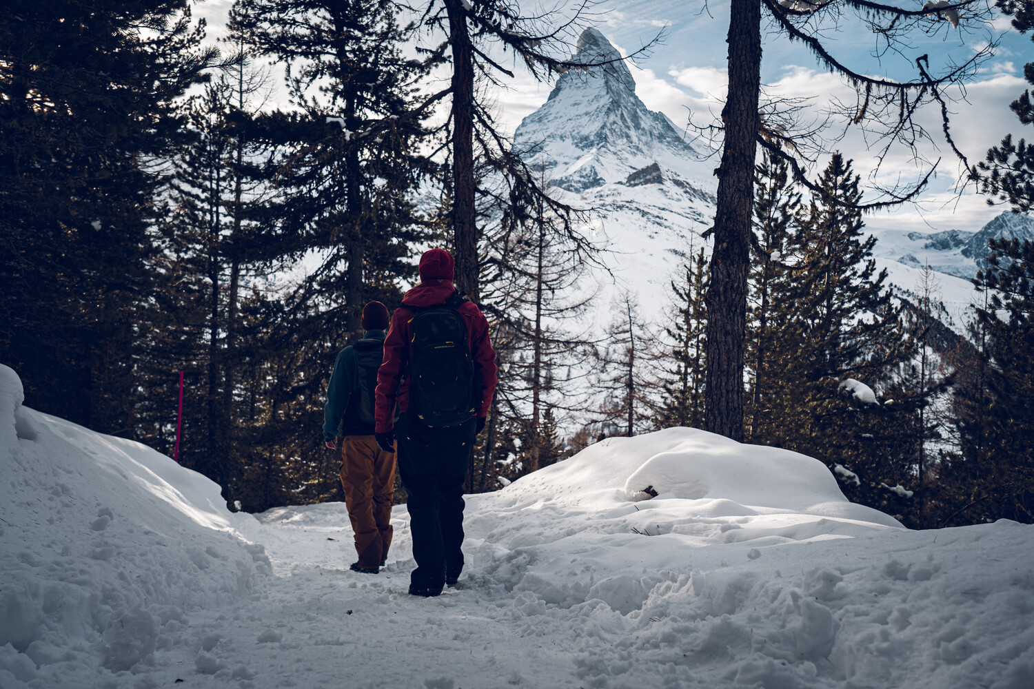 Randonneurs sur le chemin de randonnée à l'alpage de Riffel au-dessus de Zermatt