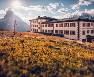 Hotel Restaurant Riffelhaus sur le Riffelberg au-dessus de Zermatt en été